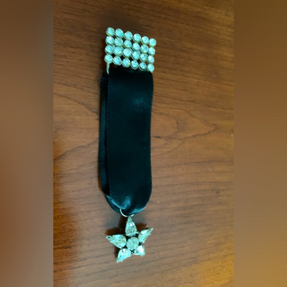 Black satin ribbon medallion brooch pin embeaded with shiny stones - Picture 2 of 4